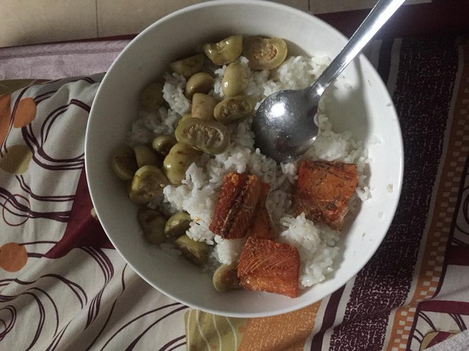 Phàn nàn bữa cơm cữ mẹ chồng nấu vỏn vẹn vài lát thịt rim lõng bõng nước, nàng dâu trẻ bị mắng tơi bời